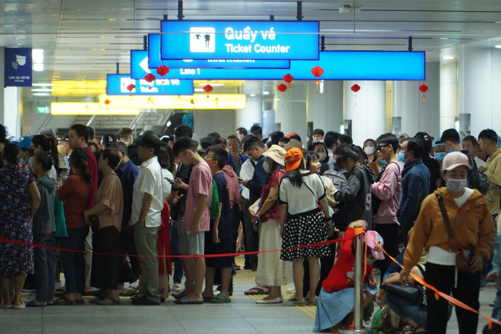 Sang mung 5, hang nghin nguoi dan va du khach tai TPHCM da lua chon tuyen Metro so 1 (Ben Thanh - Suoi Tien) lam phuong tien di chuyen trong chuyen du xuan dau nam. Luong hanh khach do ve ga ngam Ben Thanh gia tang dot bien, gay ra tinh trang qua tai.