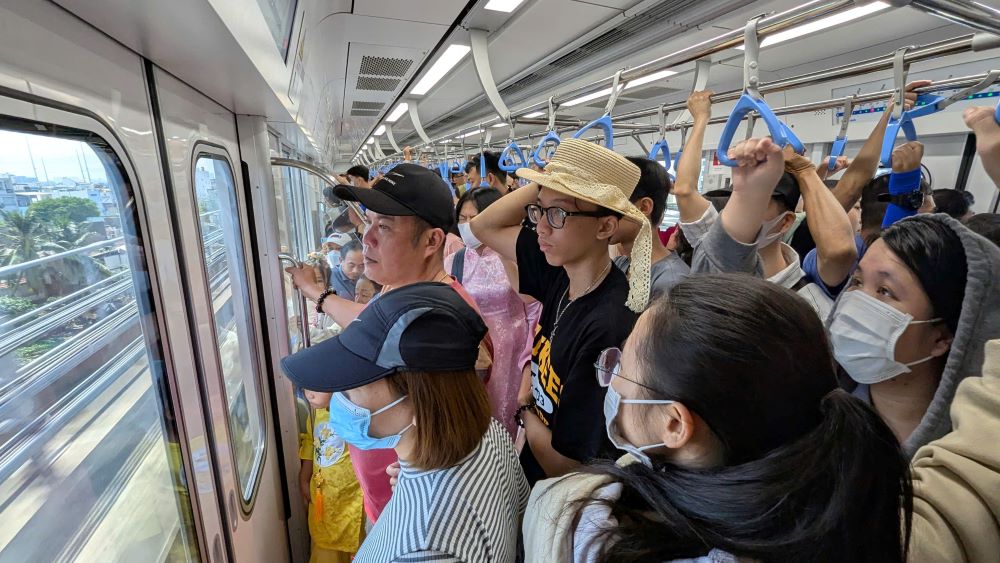 Ong N.V.T, 70 tuoi, song tai TP Thu Duc, trai nghiem Metro tu ga Suoi Tien ve Ben Thanh (Quan 1) cho biet do qua dong nen nhieu nguoi len truoc da chiem het ghe buoc long ong phai dung. “Biet la van hoa lich su nguoi tre nen nhuong ghe cho nguoi gia. Nhung vi qua dong nen thoi minh cung thong cam”, ong T noi.