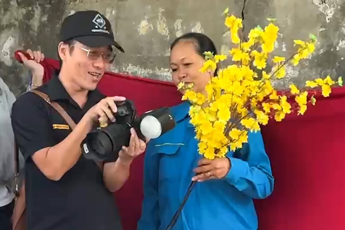 Free Tet photo shoot for poor workers