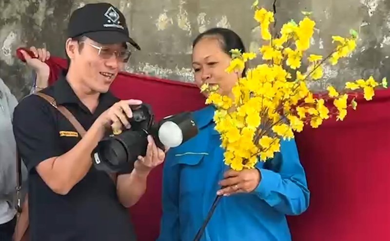 Free Tet photo shoot for poor workers