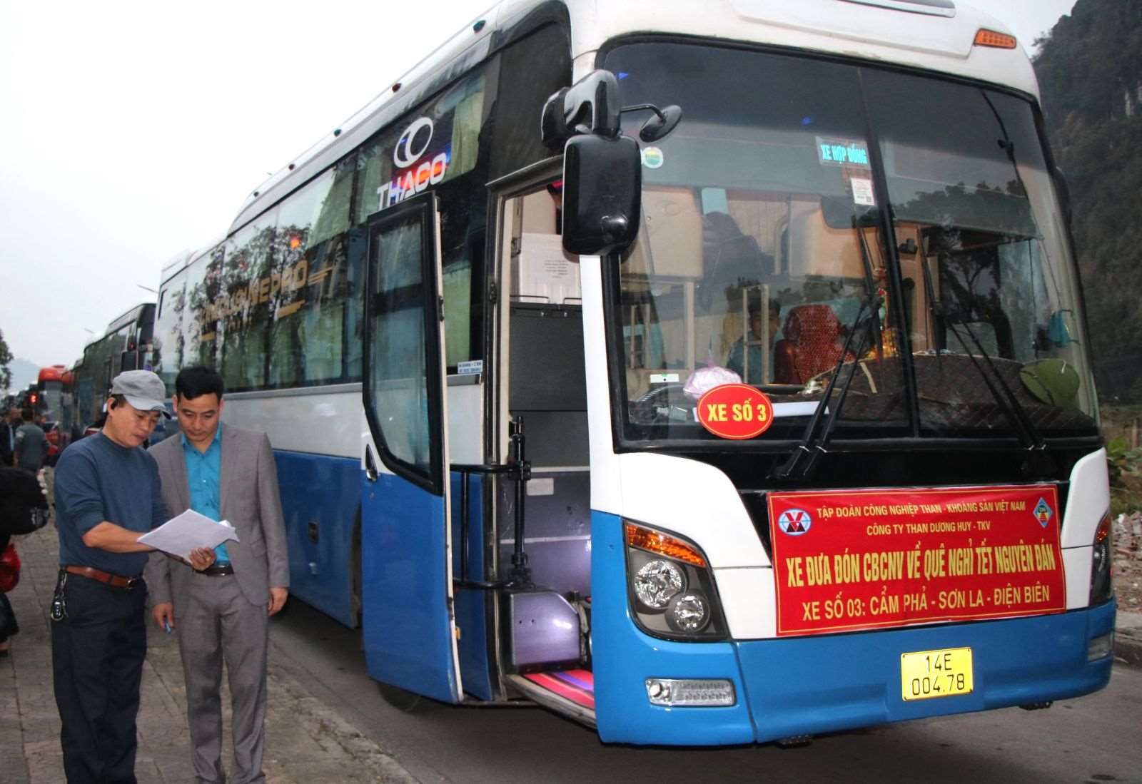 Shuttle bus to take miners and their families and relatives home for Lunar New Year 2025. Photo: TKV
