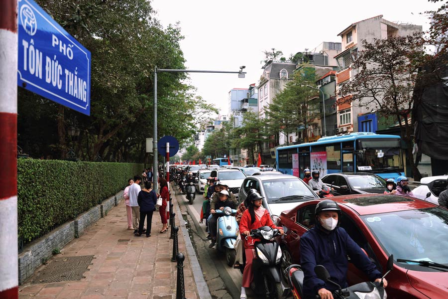 Cac tuyen pho quanh Van Mieu cung xay ra tinh trang un u do luong phuong tien luu thong dong.