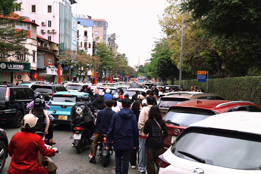 Mot diem gui xe ben ngoai Van Mieu chiem gan het via he.