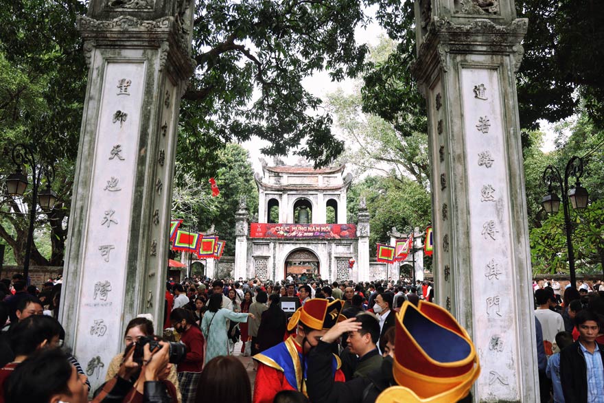 Ngay mung 5 Tet, tuc ngay nghi le cuoi cung cua ky nghi Tet Nguyen dan Át Ty 2025, nhieu nguoi dan da den Van Mieu - Quoc Tu Giam (Dong Da, Ha Noi) de du xuan, xin chu dau nam.