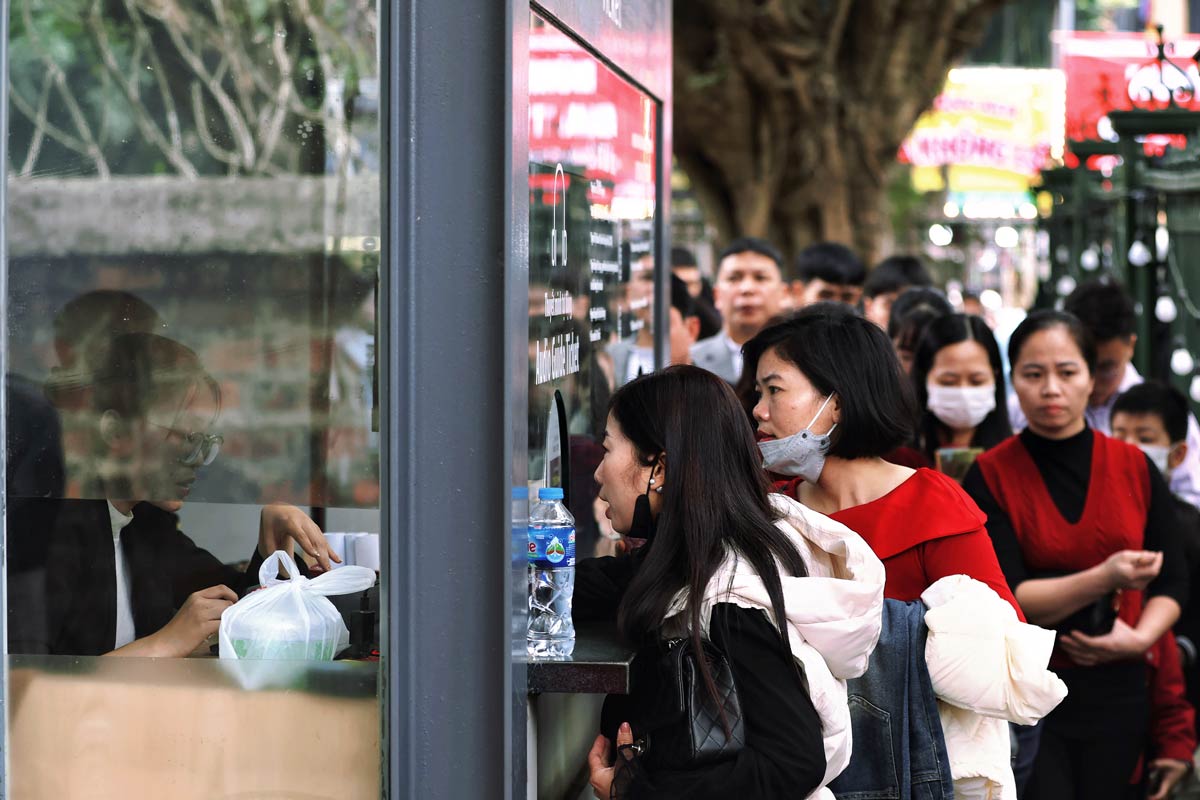 Hang dai nguoi dan xep hang cho mua ve vao Van Mieu.