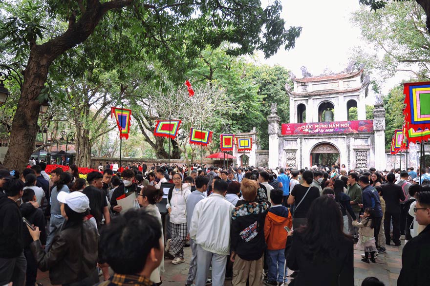 Hanoians take to the streets for spring fun, traffic jam on last day of Tet holiday