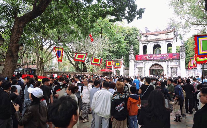 Hanoians take to the streets for spring fun, traffic jam on last day of Tet holiday