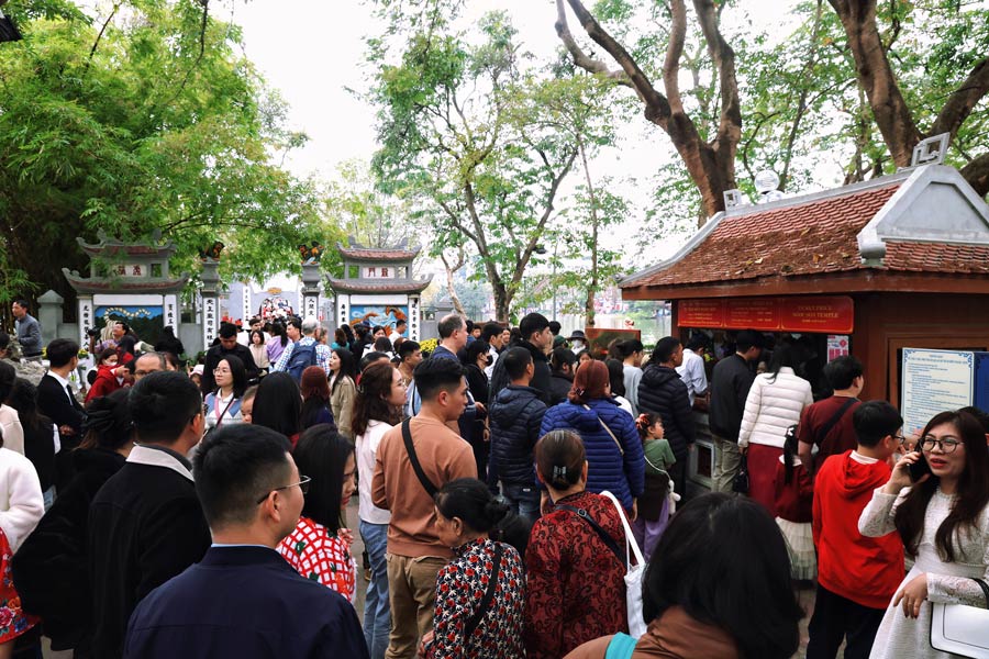 Khu vuc den Ngoc Son cung tap trung rat dong nguoi dan va du khach toi tham quan.