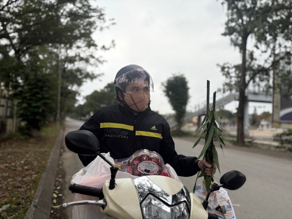 Mr. Nguyen Thanh Chung hopes to increase his salary and income in 2025. Photo: Bao Han