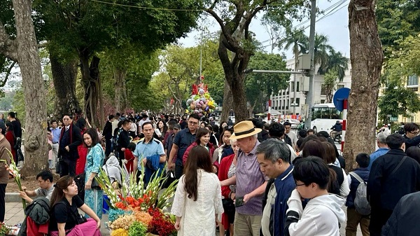  Trên 1 triệu lượt du khách đến Hà Nội trong 9 ngày Tết. Ảnh: Hải Nguyễn