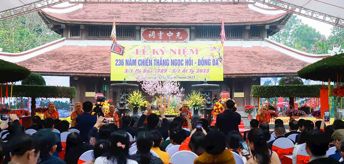 The 236th anniversary of the Ngoc Hoi - Dong Da victory was held on Dung Quyet mountain, Vinh city, Nghe An province. Photo: Thanh Duy