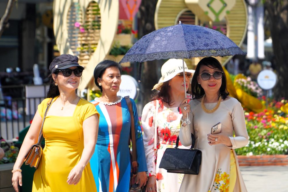  Theo ghi nhan cua phong vien, thoi tiet TPHCM trong trua chieu mung 5 Tet kha nang. Tuy nhien nguoi dan, du khach do ve duong hoa Nguyen Hue vui choi, chup anh luu lai nhung khoanh khac dang nho ben gia dinh, ban be trong nhung ngay dau nam moi.