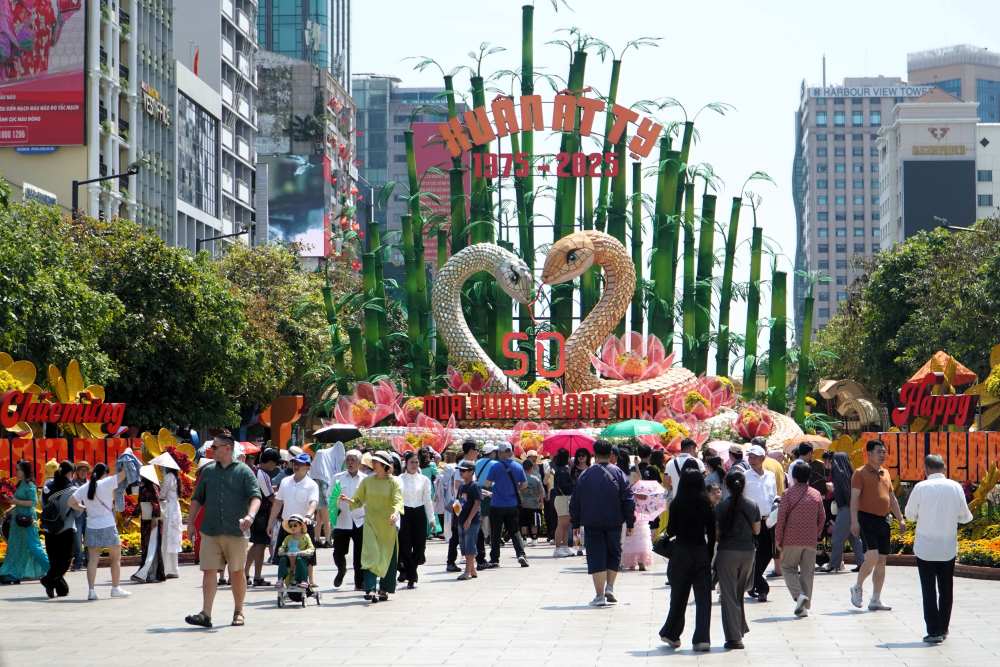 Theo dung ke hoach, vao luc 21 gio toi nay, duong hoa Nguyen Hue 2025 voi chu de chu de “Non song gam hoa, vui xuan thai hoa” se chinh thuc ngung hoat dong sau 8 ngay phuc vu nguoi dan va du khach tham quan thuong lam.