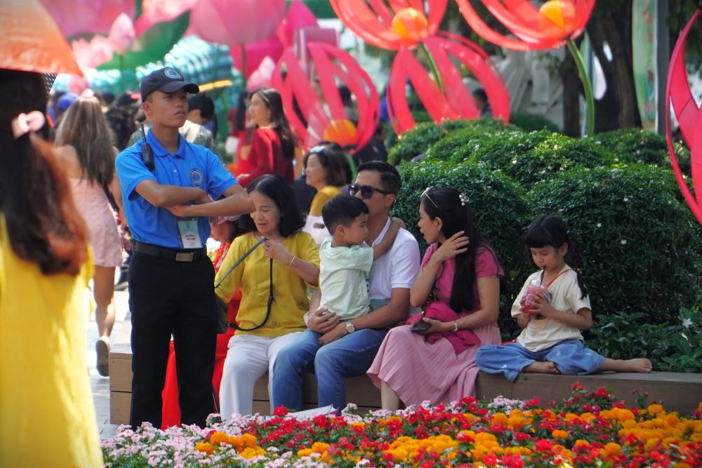 Cac khu vuc ghe cho tai duong hoa co dong nguoi dan ngoi nghi chan, uong nuoc.  