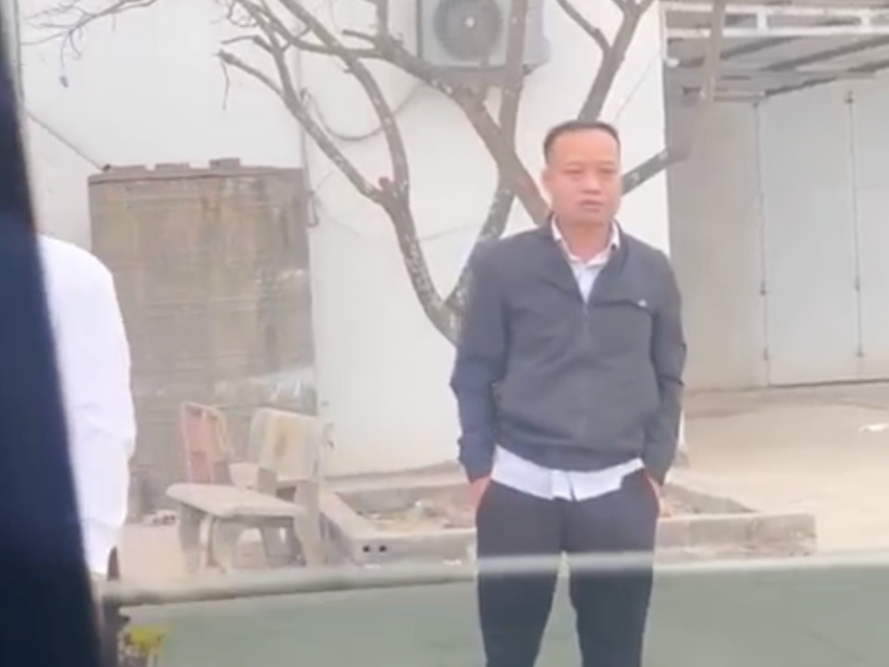 Người đàn ông mặc áo đen trèo qua cửa kính ôtô hành hung nam tài xế trong vụ việc xảy ra ở phà Cồn Nhất, phía bờ Nam Định. Ảnh: Chụp màn hình
