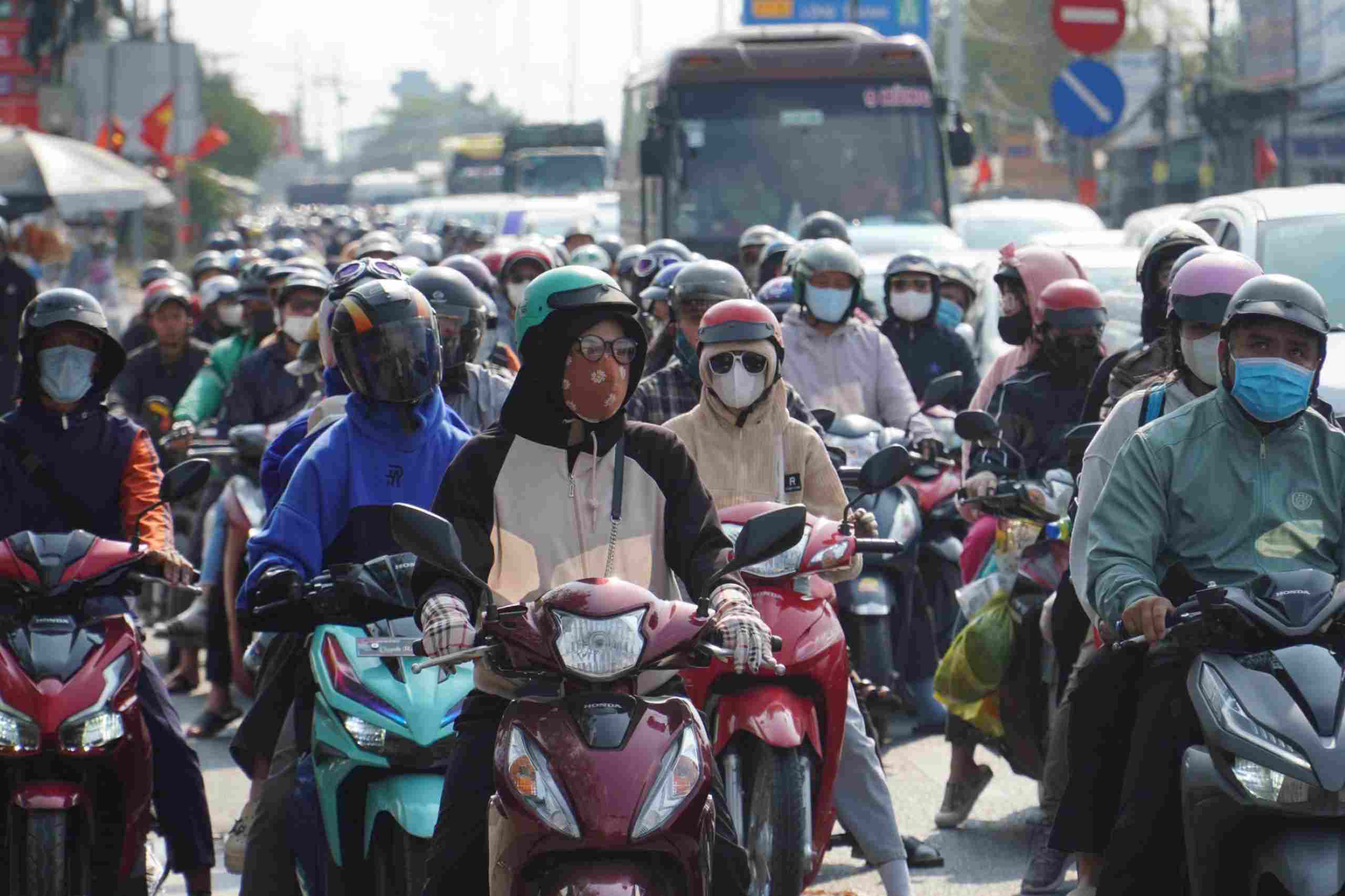 Dong nguoi va phuong tien nuom nuop noi duoi nhau di chuyen tren Quoc lo 1A, duong Le Kha Phieu, Le Duc Anh (doan qua huyen Binh Chanh, quan Binh Tan). Anh: Thanh Vu