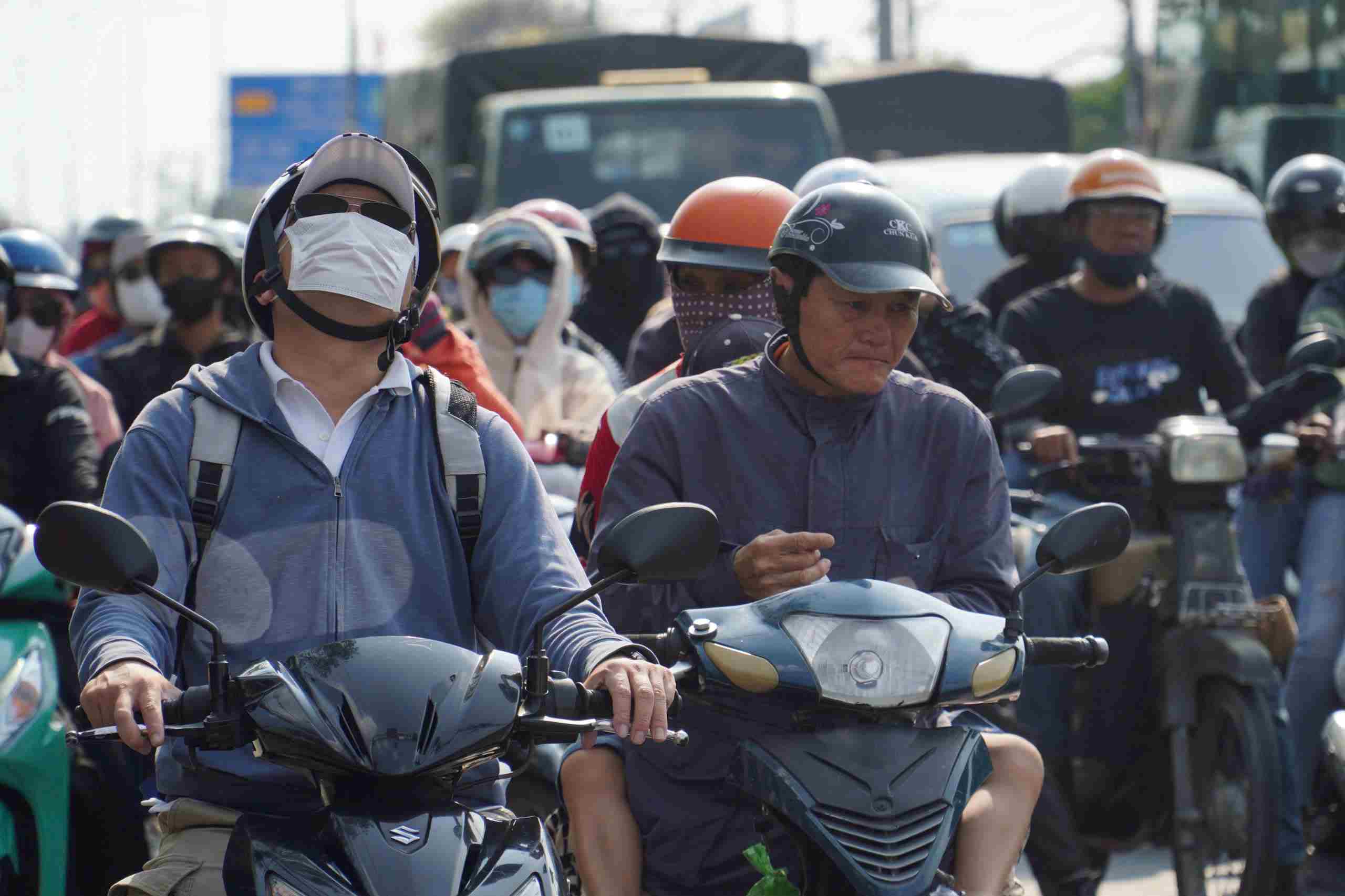 Nguoi dan vat va di chuyen duoi troi nang. Anh Nguyen Long (que Long An) cho biet, nam nay duong sa dong duc nhung khong un u, cac phuong tien luu thong tuong doi de dang. Anh: Thanh Vu