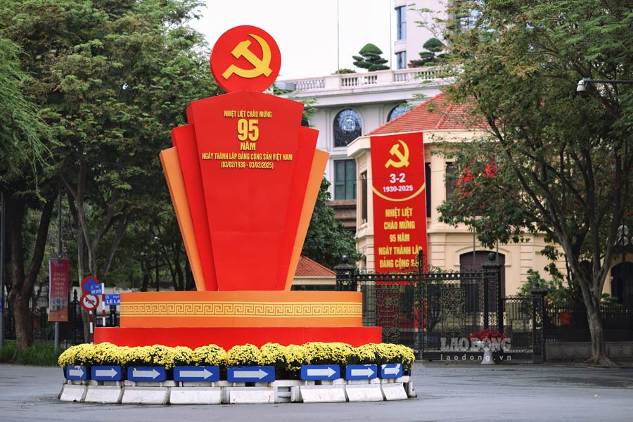 Nhung ngay dau nam moi 2025, doc pho phuong Ha Noi duoc trang hoang ruc ro voi du loai ap phich, pano kich thuoc lon de chao mung ky niem 95 nam ngay thanh lap Dang Cong san Viet Nam va Xuan At Ty.