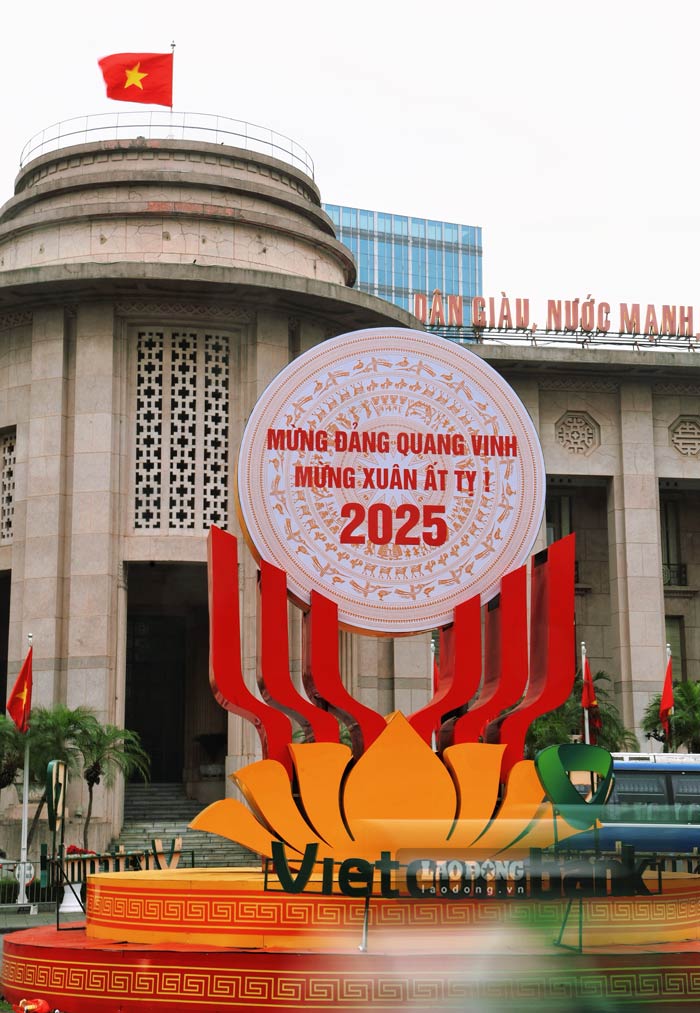 Tam pano kho lon huong toi ky niem 95 nam Ngay thanh lap Dang Cong san Viet Nam duoc dat truoc Ngan hang Nha nuoc Viet Nam.