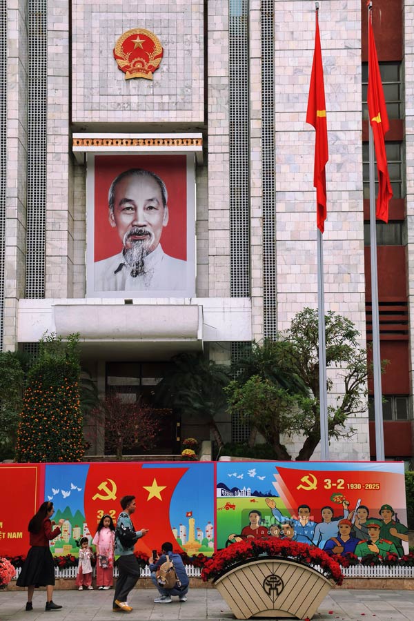 Truoc tru so UBND Thanh pho Ha Noi duoc dat mot tam pano co lon thu hut nhieu su quan tam cua nguoi dan va du khach.