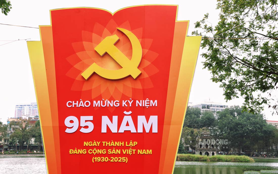 Tai cac tuyen pho quanh khu vuc Ho Hoan Kiem cung duoc dat nhieu pano co lon.