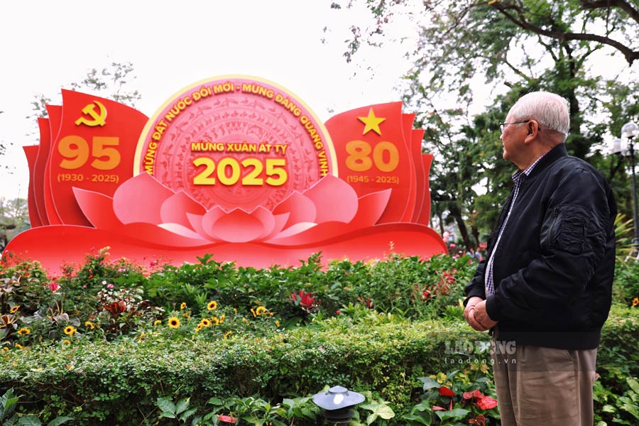 Thay pho phuong trang tri co hoa, khau hieu de ky niem Ngay le Thanh lap Dang, ong Tran Trinh Khai (Dong Da, Ha Noi) khong khoi tu hao ve tinh than cua dan toc Viet Nam.
