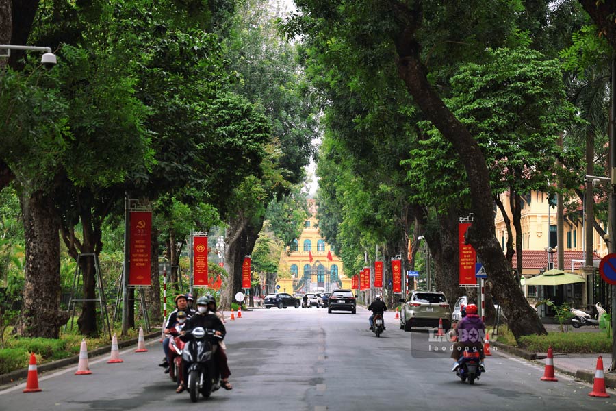 Trong dip ky niem 95 nam Ngay thanh lap Dang Cong san Viet Nam, UBND Thanh pho Ha Noi cung de nghi cac co quan, don vi, benh vien, truong hoc va nhan dan tren dia ban thanh pho treo co To quoc tu ngay 24.1.2025 - 9.2.2025.