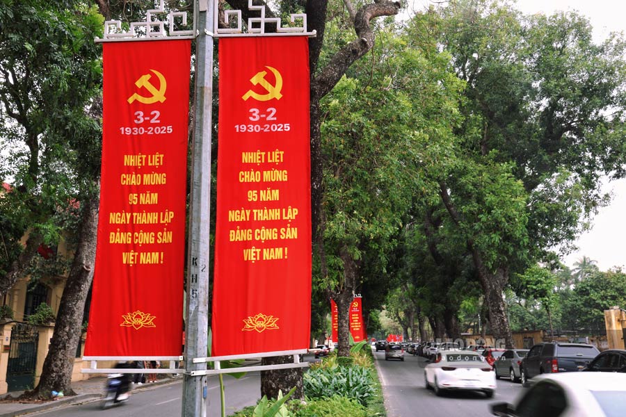 Cac tuyen duong Dien Bien Phu, Hoang Dieu... noi bat voi sac mau do tuoi cua nhung tam bang ron, khau hieu mung ngay ky niem.