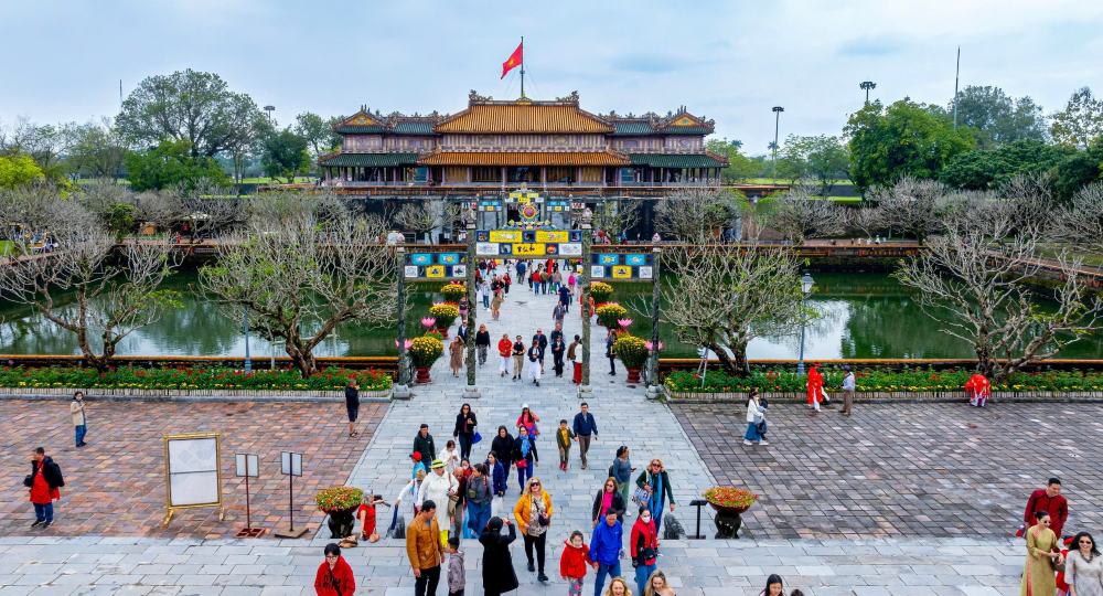 Tourists visit Hue Imperial City. Photo: Quang An.