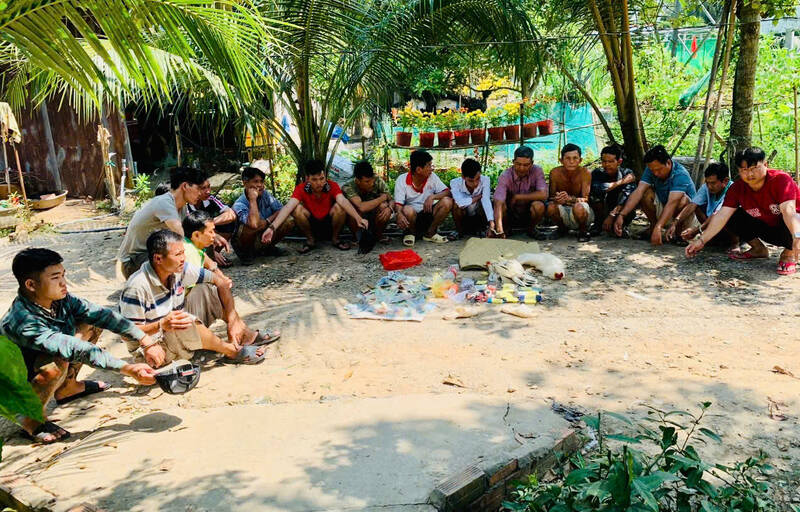 On the 5th day of Tet, 17 people were caught red-handed cockfighting on a public street. Photo: Provided by the police