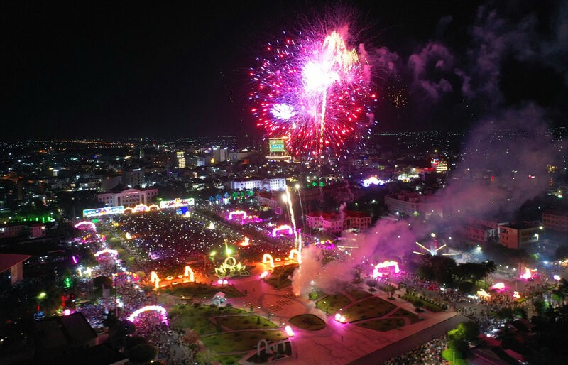 Hung Vuong Square welcomes more than 5,000 visitors every day. Photo: Nhat Ho