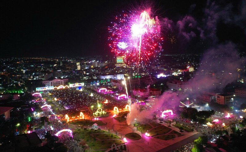 Hung Vuong Square welcomes more than 5,000 visitors every day. Photo: Nhat Ho