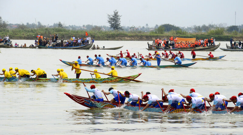 The traditional boat racing festival on Tra Khuc River is held every two years in Tinh Long Commune, Quang Ngai City, on the 5th and 6th of Lunar New Year. Photo: Vien Nguyen
