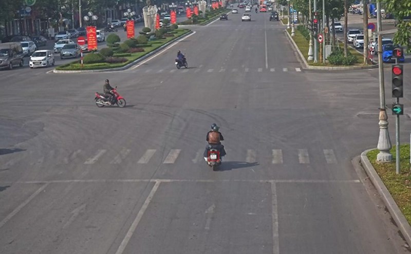 Motorbike fined for running red light. Photo: Bac Giang Police