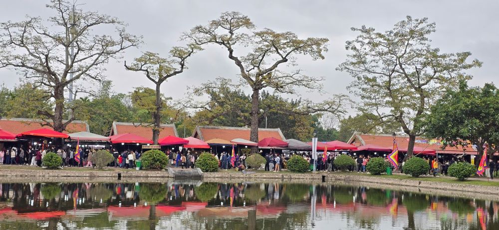 Cảnh Xuân tươi đẹp, cổ kính tại khuôn viên Khu di tích cấp Quốc gia đặc biệt chùa Keo (xã Duy Nhất, huyện Vũ Thư, tỉnh Thái Bình) trong ngày Mùng 5 Tết Nguyên đán Ất Tỵ 2025. Ảnh: Trung Du