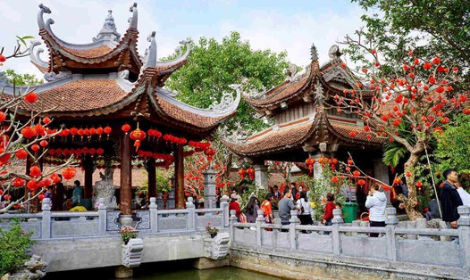 Đền Tranh tấp nập du khách mùng 5 Tết. Ảnh: Chung Anh