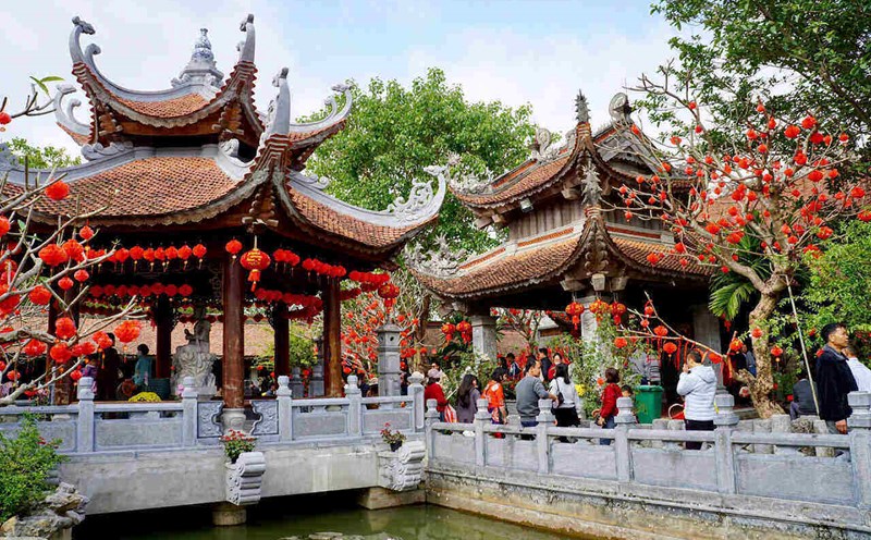 Tranh Temple is crowded with tourists on the 5th day of Tet. Photo: Chung Anh