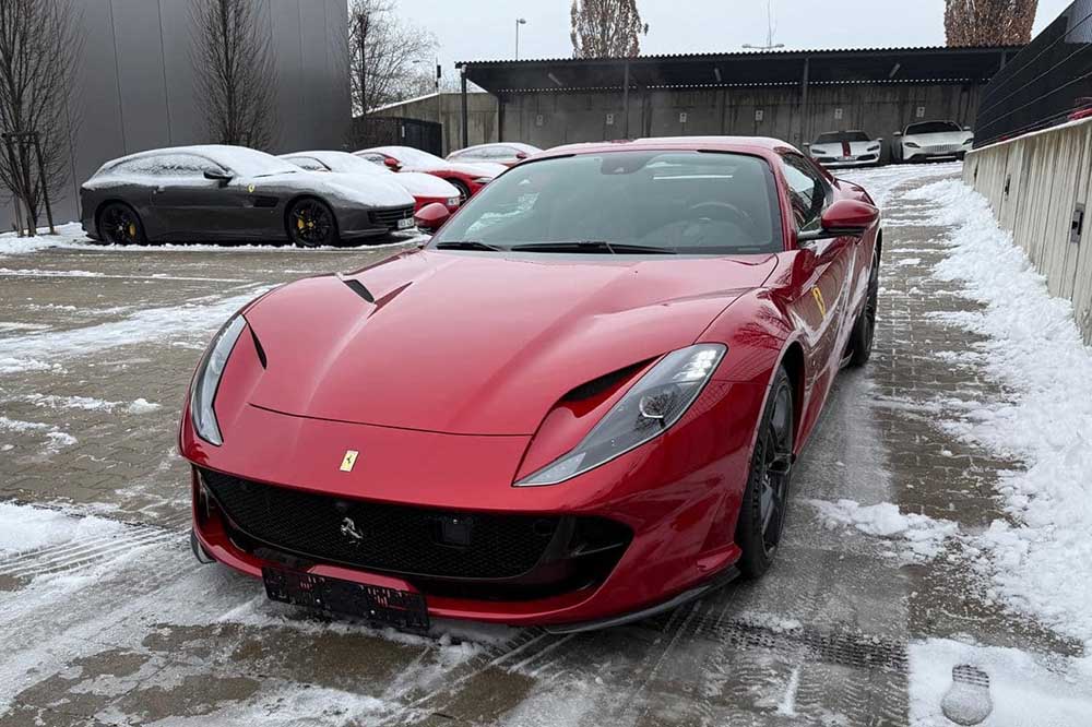 One of the two Ferrari 812 GTS supercars about to arrive in Vietnam is red. Photo: Do ​​Huy