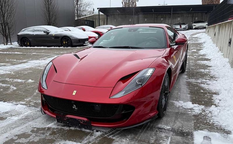 One of the two Ferrari 812 GTS supercars about to arrive in Vietnam is red. Photo: Do Huy
