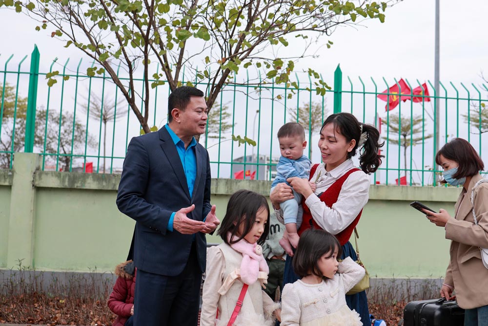 Mr. Nguyen Dinh Thang - Member of the Executive Committee of the Vietnam General Confederation of Labor, Chairman of the Hanoi Industrial and Export Processing Zones Trade Union visited workers returning to Hanoi to work on the union bus (photo taken on the morning of February 2, 2025). Photo: Hai Nguyen