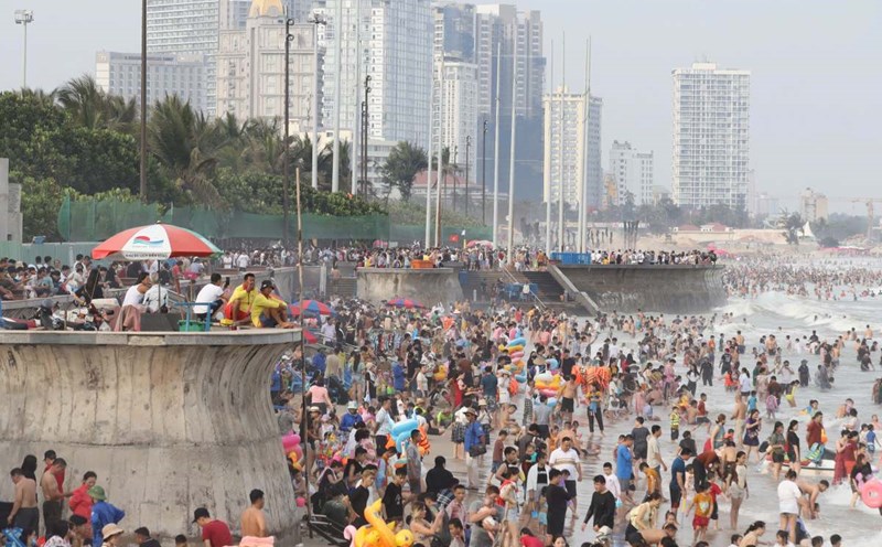 Despite the impact, there were still quite a few tourists swimming at Bai Sau Beach, Vung Tau City during Tet. Photo: Toan Pham