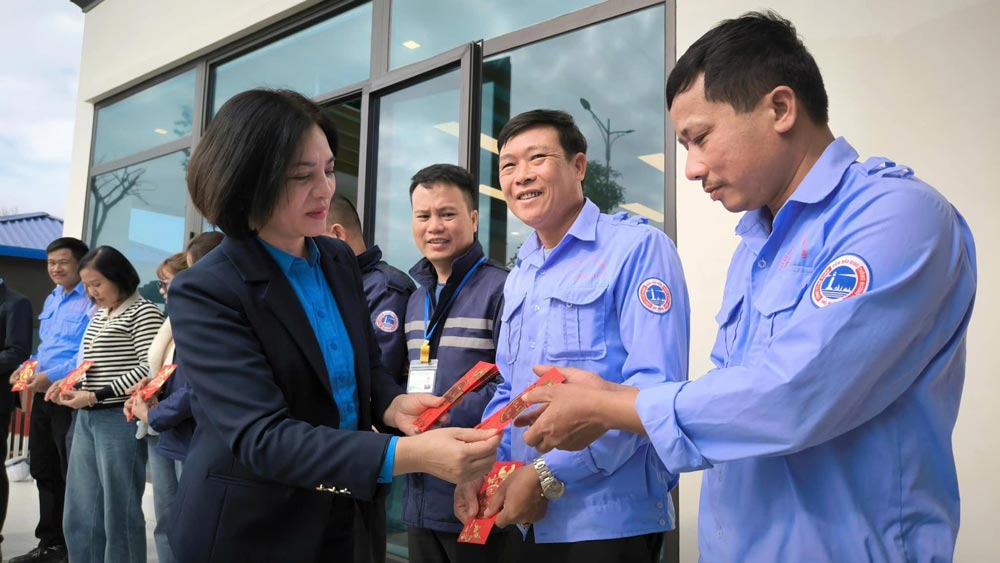 Leaders of Hai Phong City Labor Union visited, wished a happy new year, and gave lucky money to workers who worked through Tet. Photo: Hai Phong Labor Union