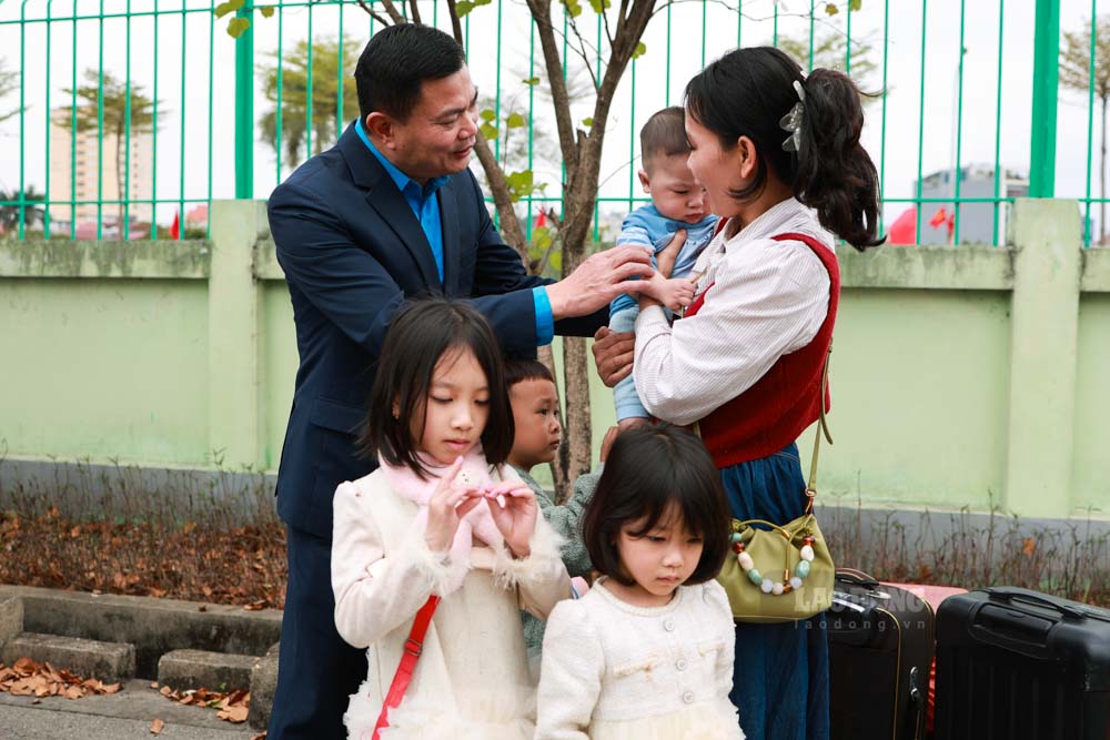 Mr. Nguyen Dinh Thang - Chairman of the Trade Union of Hanoi Industrial and Export Processing Zones not only went to Thanh Hoa to welcome workers but also cared for and encouraged the workers as if they were his own relatives. Photo: Hai Nguyen