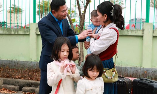 Ông Nguyễn Đình Thắng - Chủ tịch Công đoàn Các khu công nghiệp - chế xuất Hà Nội không chỉ vào Thanh Hóa đón công nhân mà còn quan tâm, động viên công nhân như người thân của mình. Ảnh: Hải Nguyễn