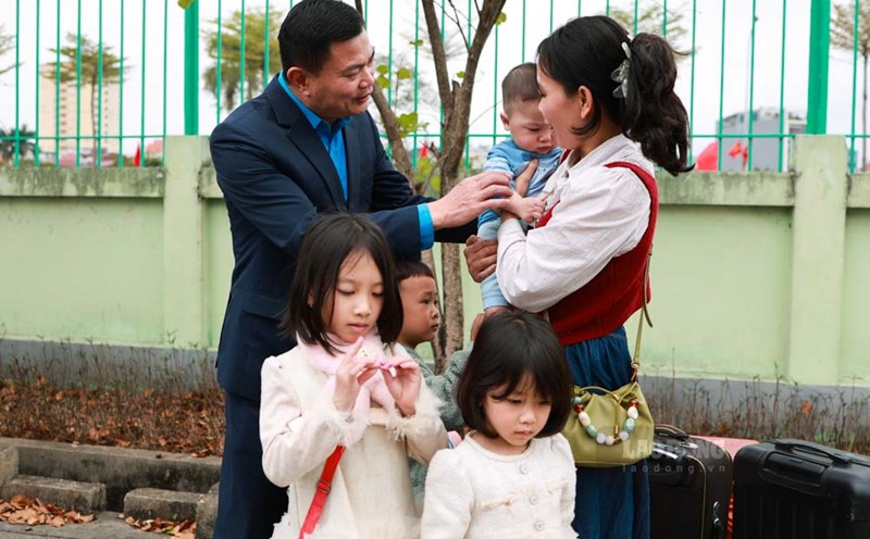 Mr. Nguyen Dinh Thang - Chairman of the Trade Union of Hanoi Industrial and Export Processing Zones not only went to Thanh Hoa to welcome workers but also cared for and encouraged the workers as if they were his own relatives. Photo: Hai Nguyen