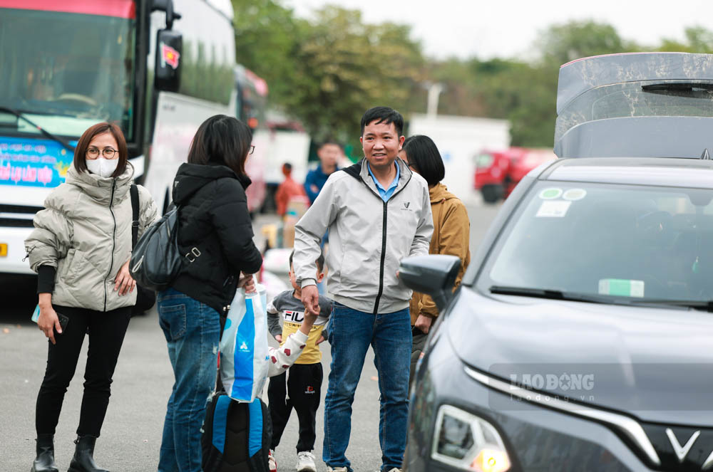 Di xe cua Cong doan tro lai Thanh pho da tiet kiem duoc khoan tien khong nho nen gia dinh cong nhan nay quyet dinh goi xe taxi ve nha tro. Anh: Hai Nguyen