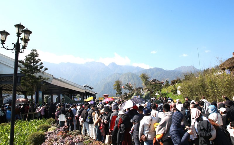 Tourists queue at a tourist attraction in Sa Pa. Photo: Mai Duong