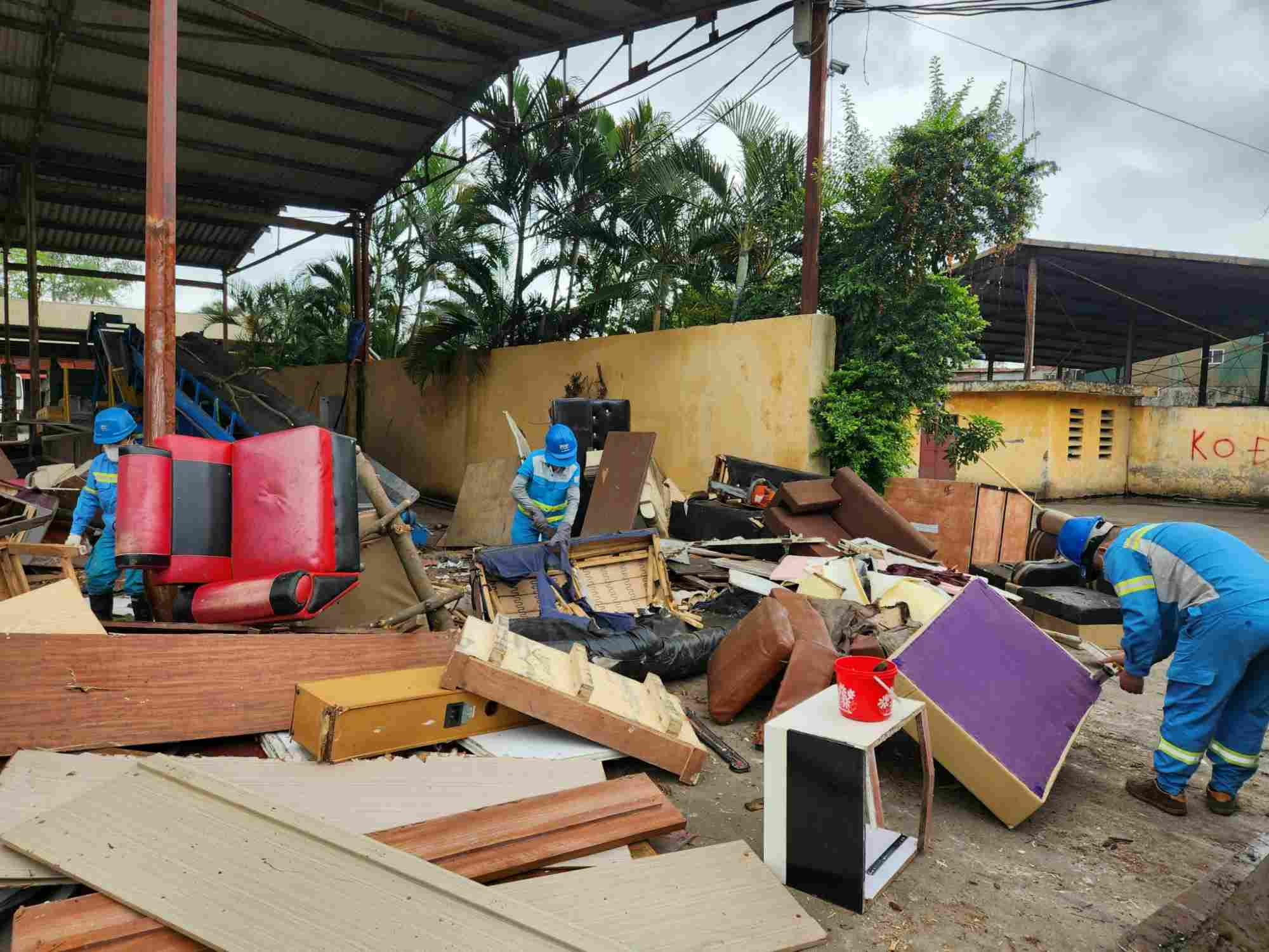 Environmental workers collect and process bulky waste and solid waste at the collection point. Photo: Tung Giang