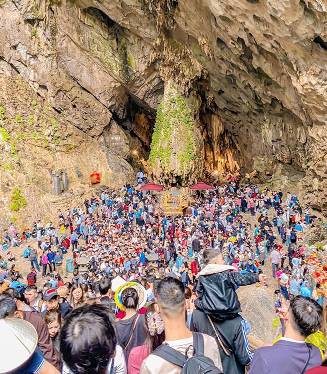Du khach tham quan dong Huong Tich - chua Huong truoc ngay khai hoi chinh thuc. Anh: Tuyet