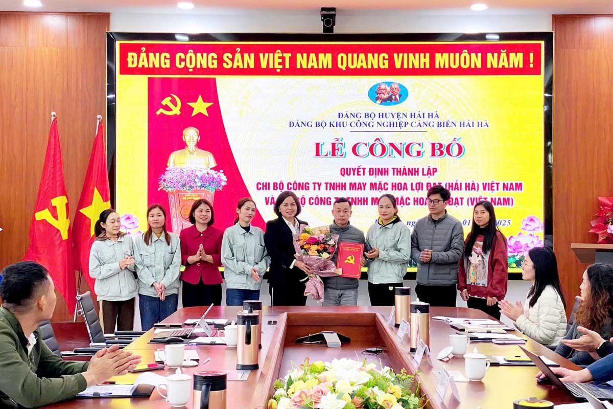Leaders of the Hai Ha Seaport Industrial Park Party Committee (Quang Ninh) presented the decision to establish the Party cell of Hoa Loi Dat Vietnam Garment Company Limited. Photo: Hai Ha Labor Union